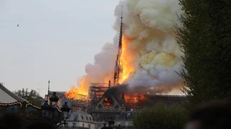 Στις φλόγες η Παναγία των Παρισίων