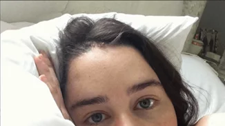 Emilia Clarke | Δημοσίευσε σπάνιες φωτογραφίες από τις εγχειρήσεις της