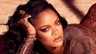 H Rihanna έκανε δύο χρόνια να βρει το τέλειο bronzer και τώρα το αποσύρει! Τι συνέβη;