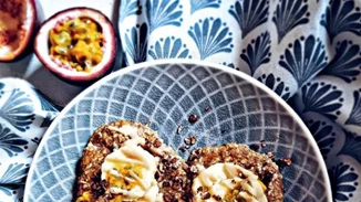 Pancakes πρωινού με βρόμη, μπανάνα και ταχίνι | Η υγιεινή γλυκιά συνταγή για να ξεκινήσεις τη μέρα σου