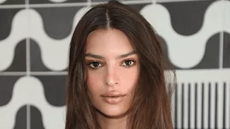 To Mango φόρεμα της Emily Ratajkowski κοστίζει λιγότερο από 30 ευρώ