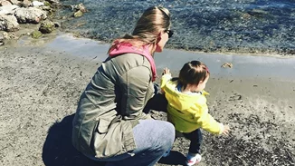 Ελεονώρα Μελέτη | Στη Γλυφάδα με τη μητέρα και την κόρη της. Τα πρώτα βήματα της μικρής (pics)