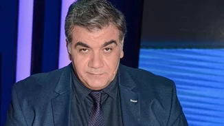 Δημήτρης Σταρόβας | Φωτογραφίζει τη μητέρα του και την κούκλα κόρη του!