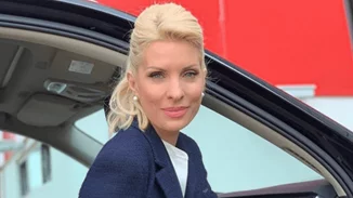 Από τα Μελίσσια με αγάπη | Δες την Ελένη Μενεγάκη να ποζάρει σαν μοντέλο κοντά στο σπίτι της