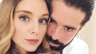 H Μαριάννα Γουλανδρή αγκαλιά με τον Φίλιππο Λαιμό στην Πάρο | Το stylish φλοράλ φόρεμά της που θα φορέσουμε κι εμείς