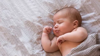 Αν θες «να φας» τις δίπλες ή τα μάγουλα του μωρού σου, είσαι καλύτερος γονιός… λέει η επιστήμη