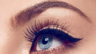 Μόλις ανακαλύφθηκε ο πιο εύκολος τρόπος να βάζεις ψεύτικες βλεφαρίδες