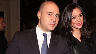 Παντρεύονται ο Κωνσταντίνος Μπογδάνος και η Ελένη Καρβέλα | Δες την αναγγελία του γάμου τους