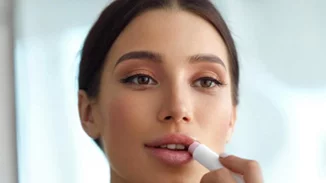 To γρήγορο μακιγιάζ ΧΩΡΙΣ μέικ απ που χρειάζεσαι στη ζωή σου (video)