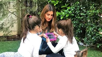 Η Σταματίνα Τσιμτσιλή στην κουζίνα με τις κόρες της | Δες τι έφτιαξαν