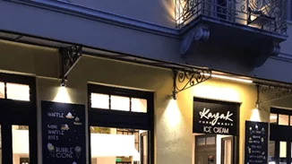 Kayak στην Πλάκα: Το αγαπημένο μας παγωτό στην ιστορική γειτονιά της Αθήνας