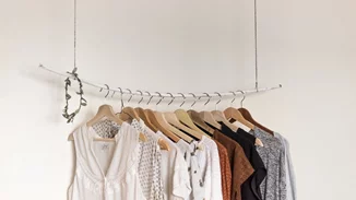 Πώς να οργανώσω σωστά την ντουλάπα μου για να έχω περισσότερο χώρο