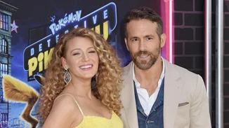 Ποζάρουν αγκαλιά με το νεογέννητο μωρό η Blake Lively και ο Ryan Reynolds