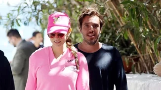 Δούκισσα Νομικού | Δες την εγκυμονούσα με mini φόρεμα να ποζάρει με τον ενός έτους γιος της, Σάββα