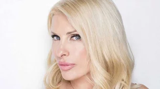 Ελένη Μενεγάκη | Η φωτογραφία από την Άνδρο στην οποία ποζάρει με σορτσάκι και δεν είχες ξαναδεί