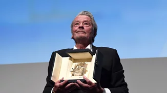 Alain Delon | Τιμήθηκε με  Χρυσό Φοίνικα στο Φεστιβάλ των Καννών
