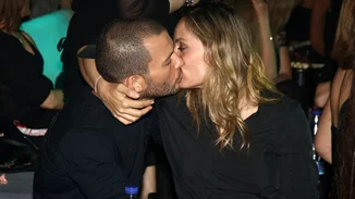 Ελεονώρα Μελέτη | Το cool ντύσιμο που έκανε για να βγει με τον σύζυγό της και τα καυτά φιλιά