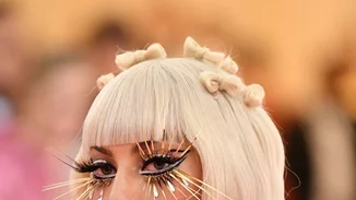 Οι πρώτες εικόνες από τα καλλυντικά που λανσάρει η Lady Gaga