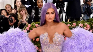 Viral | Όταν η Kylie Jenner "κάρφωσε" το βλέμμα της στα οπίσθια της Jennifer Lopez