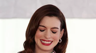 Η Anne Hathaway δεν χάνει το glam της ούτε στην καραντίνα