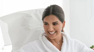 H Σταματίνα Τσιμιτσιλή με πορτοκαλί Zara μίνι φόρεμα που κοστίζει κάτω από 40 ευρώ