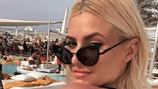 Λάουρα Νάργες | Ποζάρει με μικροσκοπικό μαγιό και τα likes και σχόλια "πέφτουν" βροχή