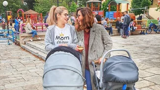 Κατερίνα Παπουτσάκη – Τζένη Θεωνά | Βόλτα με τα μωρά τους λίγες εβδομάδες αφότου γέννησαν!