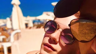 Βάσω Λασκαράκη | Πέντε φωτογραφίες στις οποίες ποζάρει διακριτικά με τη βέρα της