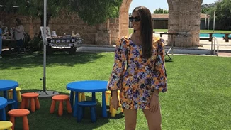 Γενέθλια Σταματίνας Τσιμτσιλή | Το mini φόρεμα, η έκπληξη από τους συνεργάτες της και οι κόρες της στο πλατό