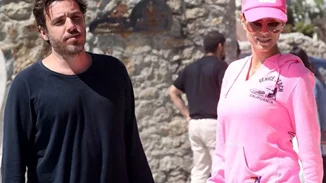 Δούκισσα Νομικού | Στην Μύκονο με τον σύζυγό της, Δημήτρη Θεοδωρίδη (+το αναμνηστικό από τον γάμο τους που φόρεσε)