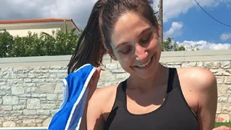 Φωτεινή Αθερίδου | Ποζάρει με μικροσκοπικό top και μας δείχνει την κοιλιά της