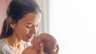 15 συγκινητικές φωτογραφίες παιδιών που βλέπουν το αδερφάκι τους για πρώτη φορά