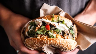 Τι να κάνεις όταν τρως πολύ; 5 tips για να νιώσεις καλύτερα την επόμενη μέρα