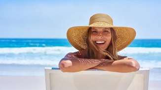 Αντηλιακό με χρώμα | Πόσο αποτελεσματικό και καλό είναι τελικά για την επιδερμίδα μας;