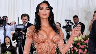 Η (παράλογα) αδύνατη μέση της Kim Kardashian στο Met Gala έκανε πολλούς να απορήσουν
