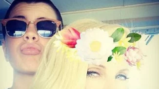 Άγγελος Λάτσιος | Πρέπει να δεις με πόση αγάπη κοιτάει και αγκαλιάζει την αγαπημένη του μητέρα, Ελένη Μενεγάκη