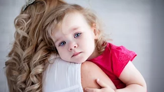 Δεν γίνεται να κακομάθεις ένα παιδί επειδή το παρηγορείς όταν κλαίει