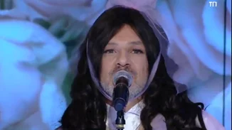 Video Of The Day | Ο Νίκος Μουτσινάς ως Κατερίνα Ντούσκα, Alexander Rybak και Αγάθωνας on air