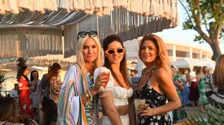 Sunset party | Οι Ελληνίδες influencers και τα κορίτσια του Missbloom σου δείχνουν τι να φορέσεις