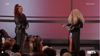 Bet Awards 2019 | Το τιμητικό βραβείο που έδωσε η Rihanna και η νικήτρια Cardi B
