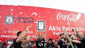 Ο Άκης Πετρετζίκης, με την υποστήριξη της Coca-Cola, έσπασε ένα από τα GUINNESS WORLD RECORDS™