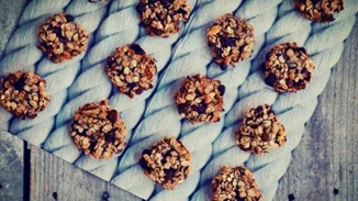 Συνταγή για μπισκότα με 2 υλικά μόνο | Το πιο εύκολο γλυκό σνακ!