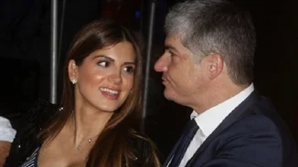 Σταματίνα Τσιμτσιλή | Ποζάρει με μαγιό δίπλα στον γιο της! Δες την τέλεια φωτογραφία