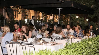 Μια καλοκαιρινή βραδιά στο πιο κοσμοπολίτικο στέκι της πόλης