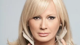 Όταν η Αγγελική Νικολούλη πόζαρε με εντυπωσιακό κόκκινο φόρεμα το 2007