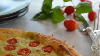 Αλμυρή τάρτα με πέστο βασιλικού και ντοματίνια