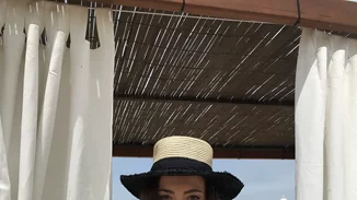 Η Εβελίνα Σκίτσκο ποζάρει με το μοναδικό σύνολο που χρειάζεσαι για το καλοκαίρι