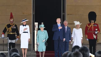 Η γκάφα του Trump στο παλάτι του Buckingham και πώς τον έσωσε η Μελάνια Trump