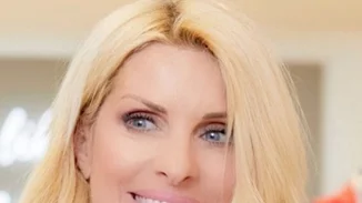 Έτοιμη για διακοπές η Ελένη Μενεγάκη | Η νέα φωτογραφία με τζιν σορτσάκι