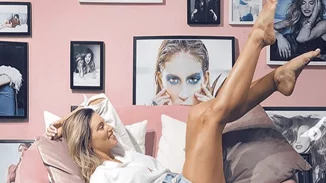 Αθηνά Οικονομάκου | Οι απίστευτοι κοιλιακοί της με μαγιό ένα χρόνο (και κάτι) μετά τη γέννα